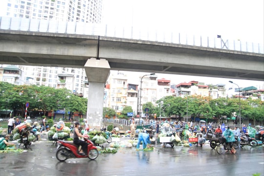 Hà Nội: Vi phạm trật tự đô thị kéo dài tại khu vực phố Cầu Mới