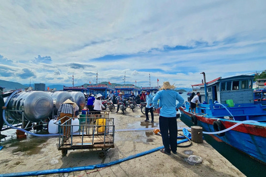 Vỡ đường ống vượt biển, người dân vịnh Nha Trang phải xếp hàng lấy nước ngọt
