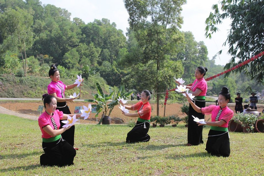 Trải nghiệm tại Làng Văn hóa - Du lịch các dân tộc Việt Nam