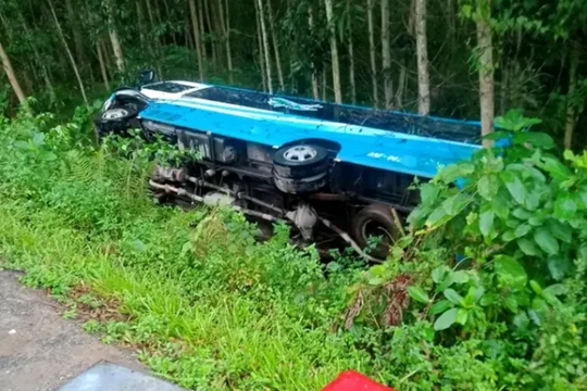 Va chạm với xe khách, một phụ nữ đi xe máy tử vong