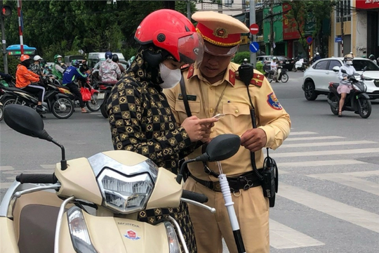 Người phụ nữ đầu tiên bị CSGT tạm giữ giấy phép lái xe trên VneID