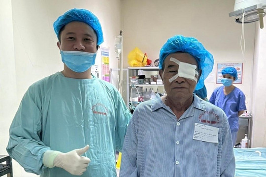 Cụ ông người Lào vượt hơn 1.000 km sang Việt Nam chữa bệnh