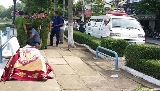 Đôi nam nữ bị tấn công bằng dao khi đi ra từ khu trọ