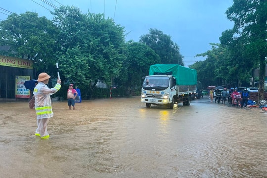 Mưa lớn, CSGT dầm mình giúp dân lưu thông qua đoạn đường ngập sâu