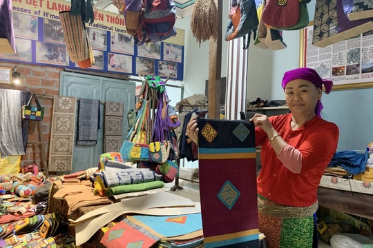 Nét văn hóa đặc sắc truyền thống của dân tộc Mông qua những sản phẩm dệt lanh