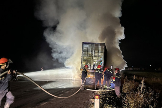 Hà Tĩnh: Xe container cháy dữ dội khi đang chở hàng