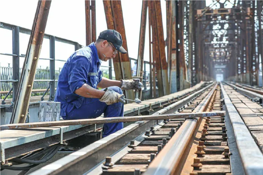 Đề xuất chi 425 tỷ đồng sửa cầu đường sắt Long Biên, Phú Lương