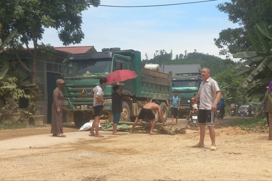 Thanh Hóa: Dân bức xúc chặn đoàn xe tải gây bụi mù mịt