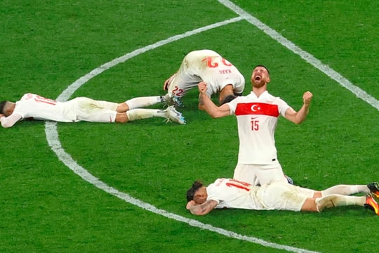 Vòng 1/8 Euro 2024: Thổ Nhĩ Kì loại Áo trong trận cầu đôi công đỉnh cao