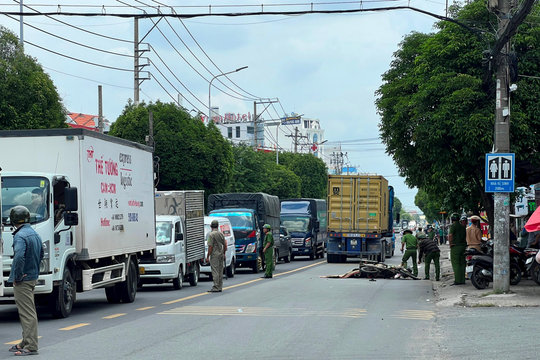Lách tránh xe máy, người phụ nữ bị ô tô cán