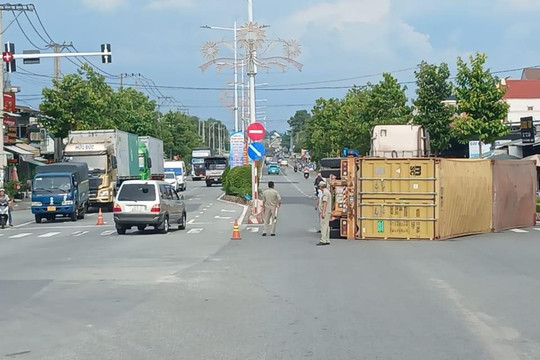 Xe container ôm cua lật chắn đường gây ách tắc