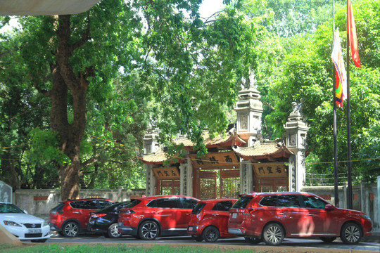 Hà Nội: Cổng đền Voi Phục có bãi đỗ xe tự phát?