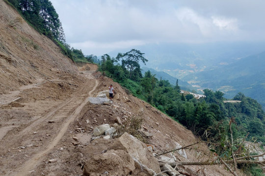 Vị Xuyên (Hà Giang): Dự án nâng cấp đường liên huyện lấp kín ruộng vườn của người dân