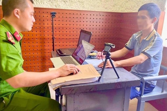 Lắp camera quay lén trong nhà nghỉ để tống tiền