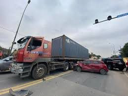 Xử lý tài xế container chuyển làn gây nguy hiểm