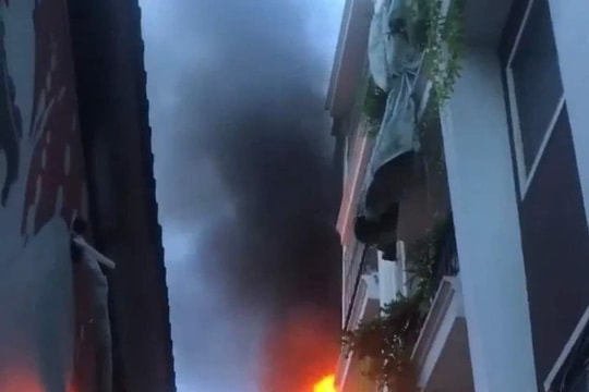 Cháy nhà 5 tầng ở huyện Thanh Trì