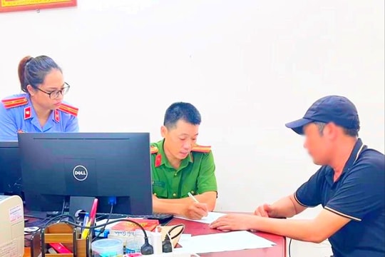 Tài xế xe ô tô rời khỏi hiện trường sau khi gây tai nạn