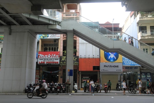 Bãi xe “bủa vây” dưới tuyến đường sắt đô thị Cát Linh - Hà Đông