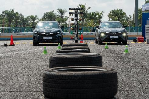 VinFast VF 7 bộc lộ sức mạnh trên đường đua Gymkhana
