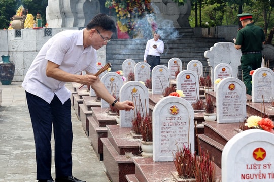 Phó Thủ tướng Lê Thành Long tri ân các Anh hùng liệt sĩ và các gia đình chính sách tại Quảng Trị