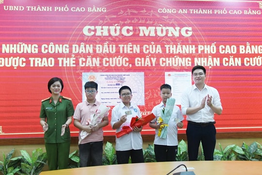 Những công dân 'nhí' đầu tiên tại tỉnh miền núi nhận thẻ căn cước
