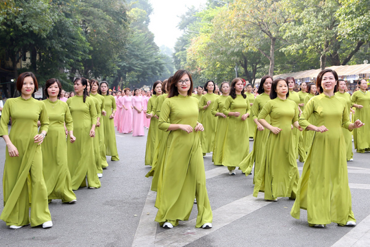 Đồng diễn dân vũ với áo dài chào mừng Ngày Giải phóng Thủ đô