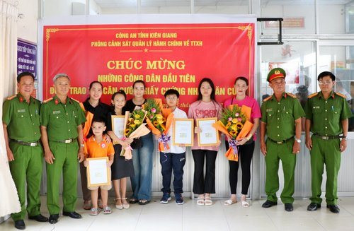 Kiên Giang: Trao thẻ căn cước cho công dân dưới 14 tuổi