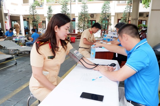 Gần 100 CSGT hiến máu vì đồng đội thân yêu
