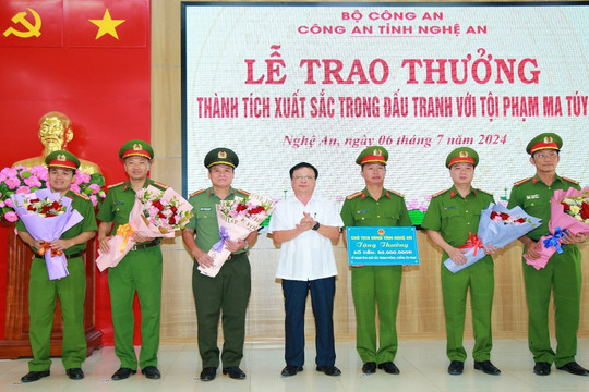 Trao thưởng thành tích xuất sắc trong đấu tranh phòng, chống tội phạm ma túy