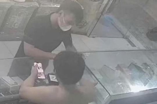 Giả vờ mua điện thoại rồi cướp tài sản bỏ chạy