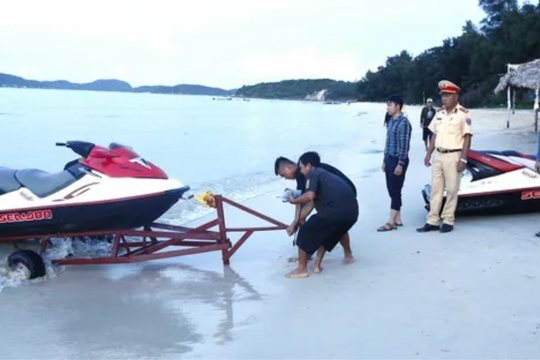 Xử lý mô tô nước hoạt động trái phép tại bãi tắm du lịch ở Cô Tô
