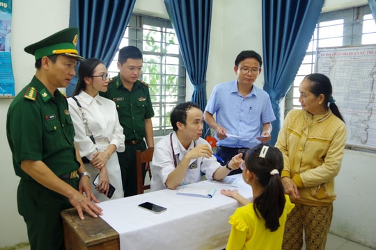 Khám, cấp thuốc và tặng quà cho hơn 600 người dân xã Lộc Vĩnh