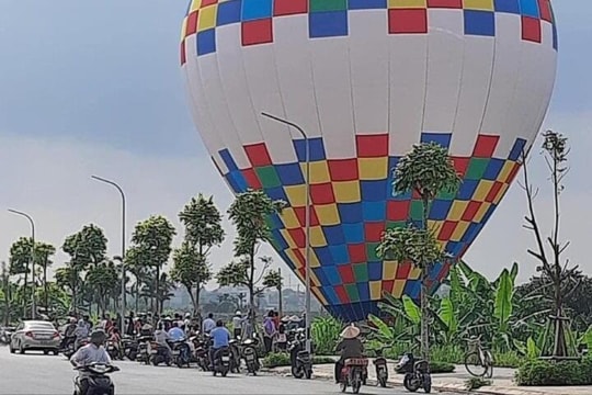 Khinh khí cầu chở nhiều người hạ cánh khẩn cấp ở Hà Nội