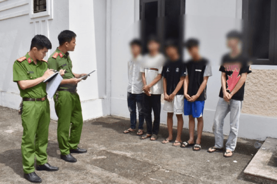 Nhân viên hàng ăn đêm hôm vô cớ mang tuýp sắt gây sự