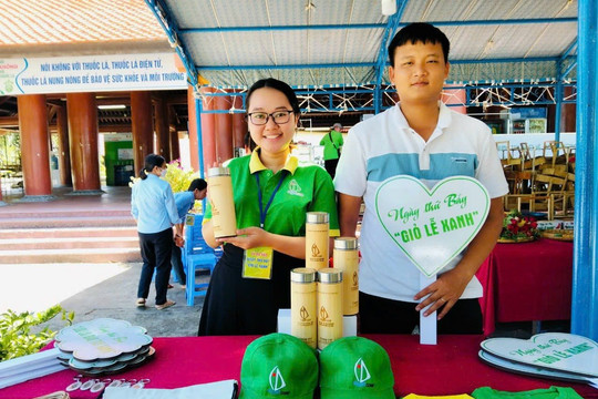 Côn Đảo nói không với cúng đốt vàng mã tại các khu di tích