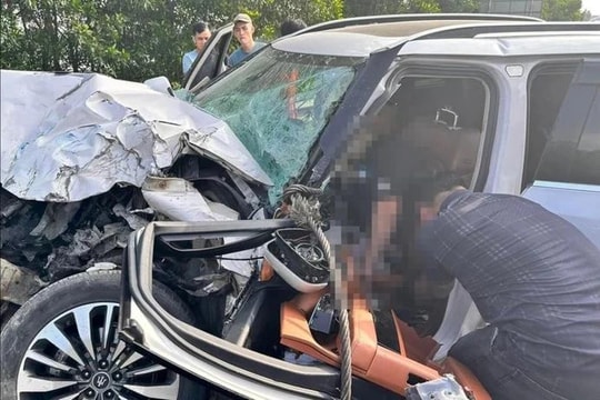 Ô tô con va chạm xe tải trên cao tốc Nội Bài - Lào Cai, 1 người tử vong