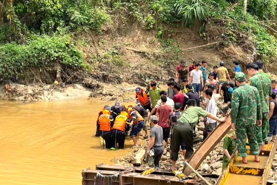 Tìm thấy thi thể nam thanh niên bị nước lũ cuốn trôi khi bơi qua sông Lô