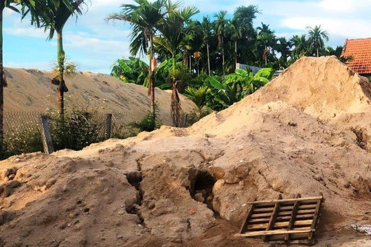Buộc di dời các bãi cát trữ 'mọc' trong khu dân cư