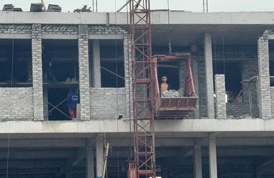 Công nhân cởi trần làm việc tại dự án trường học 60 tỷ