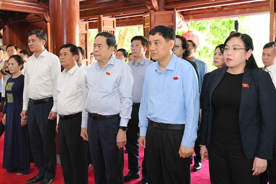 Chủ tịch Quốc hội dâng hương tại Khu di tích Kim Liên và tri ân anh hùng liệt sĩ tỉnh Nghệ An
