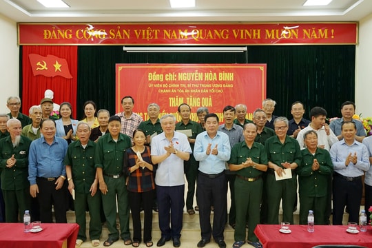 Chánh án TANDTC Nguyễn Hòa Bình thăm, tặng quà người có công tại Bắc Giang