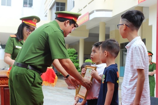 Đồng Nai trao thẻ Căn cước mẫu mới cho những công dân đầu tiên