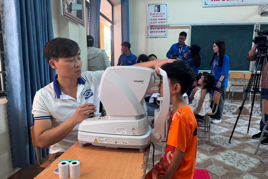 Khám mắt, cấp thuốc miễn phí cho 80 trẻ em xã vùng cao TP Hạ Long