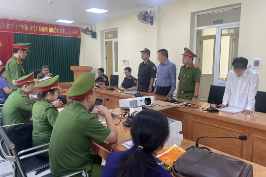 Tiếp tay vận chuyển hàng cấm qua biên giới