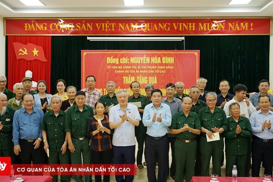 Chánh án TANDTC Nguyễn Hòa Bình thăm, tặng quà người có công tại Bắc Giang
