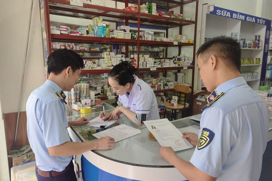 Thẩm quyền thu, giữ thẻ kiểm tra thị trường được quy định thế nào?