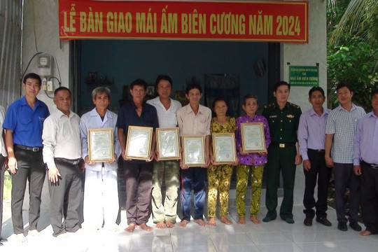 Bàn giao 6 căn nhà 'Mái ấm biên cương' tại xã An Nông