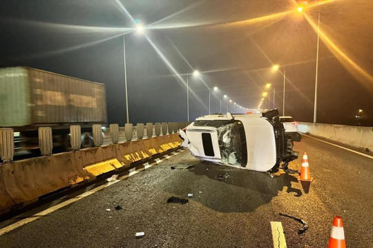 Xe con lật nhào trên cao tốc Long Thành - Dầu Giây