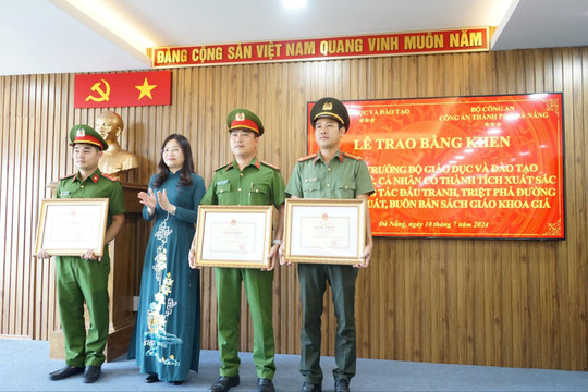 Bộ trưởng Bộ GD&ĐT tặng Bằng khen cho lực lượng công an TP. Đà Nẵng