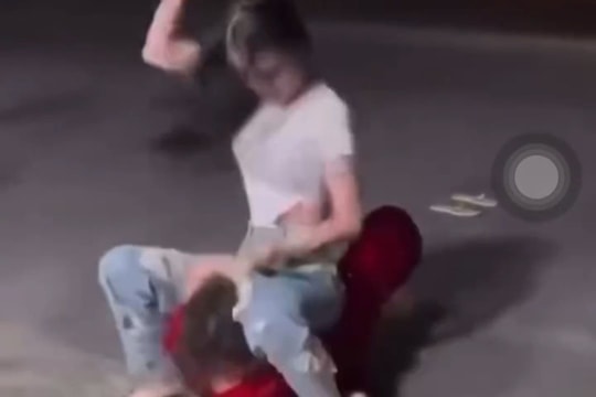 Xác minh vụ việc hai phụ nữ đánh nhau lúc rạng sáng